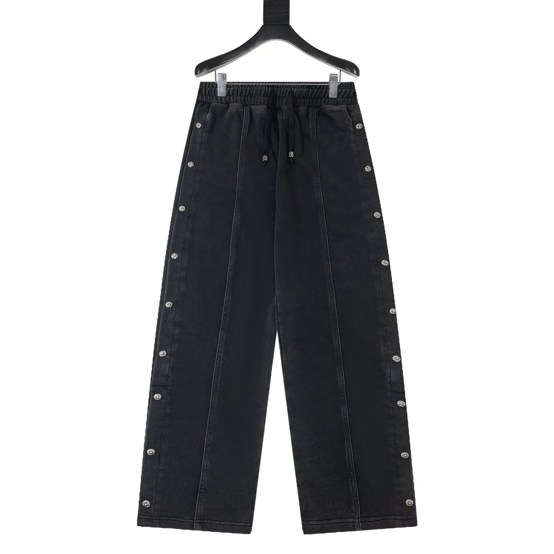 P220 model number Y663 CHROME HEARTS/Chrome Hearts CH 23SS washed buttoned trousers and sweatpants, soft and comfortable, with a great upper body experience. The pants are decorated with classic cross leather patches, which are full of design. Trousers with elastic waist and leggings, a super versatile fashion item, will definitely turn heads. A must-have treasure sweatpants. The shape is super easy and easy to wear. Both men and women can easily wear it. They are the first choice for the street, don’t miss it! ! ! size:S-XL